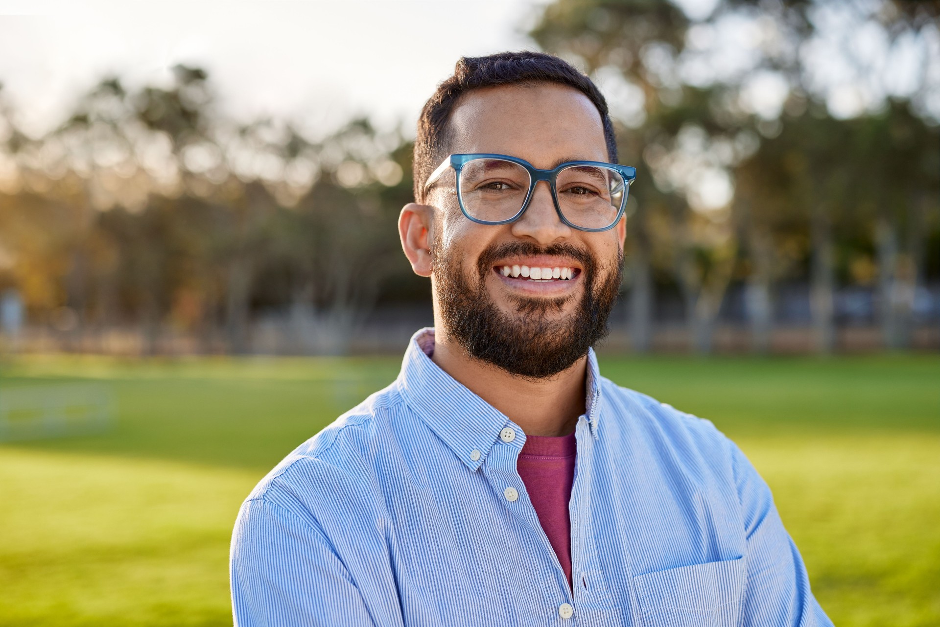 Portrait d’homme adulte moyen heureux souriant au coucher du soleil
